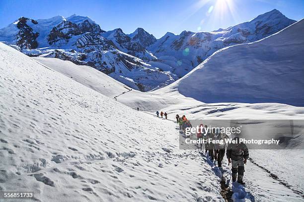 crossing thorong la pass, annapurna circuit, nepal - thorung la pass stock pictures, royalty-free photos & images