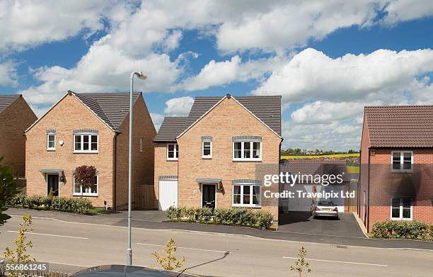 4 bedroom houses on estate - rijhuis stockfoto's en -beelden