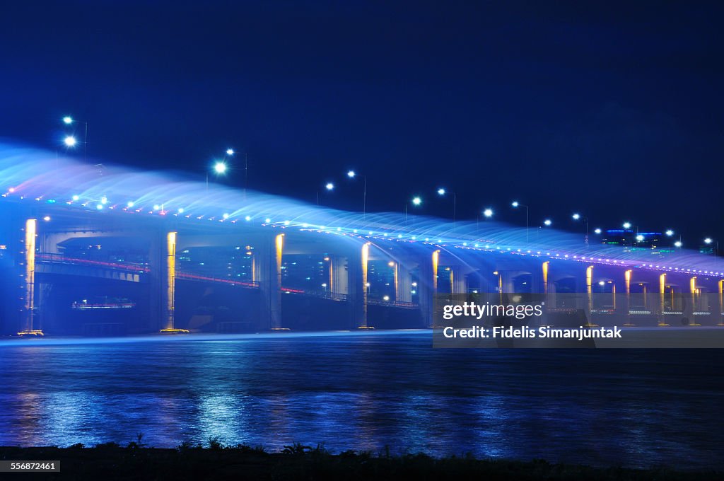 Rainbow fountain at Banpo bridge