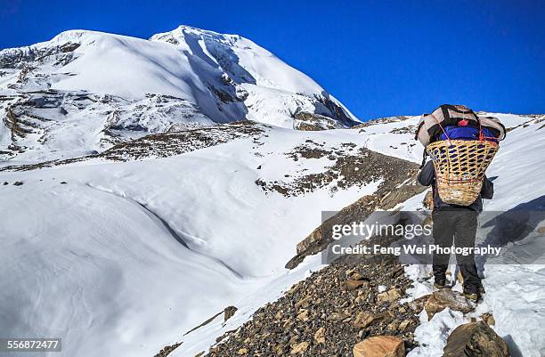 crossing thorong la pass, annapurna circuit, nepal - thorung la pass stock pictures, royalty-free photos & images