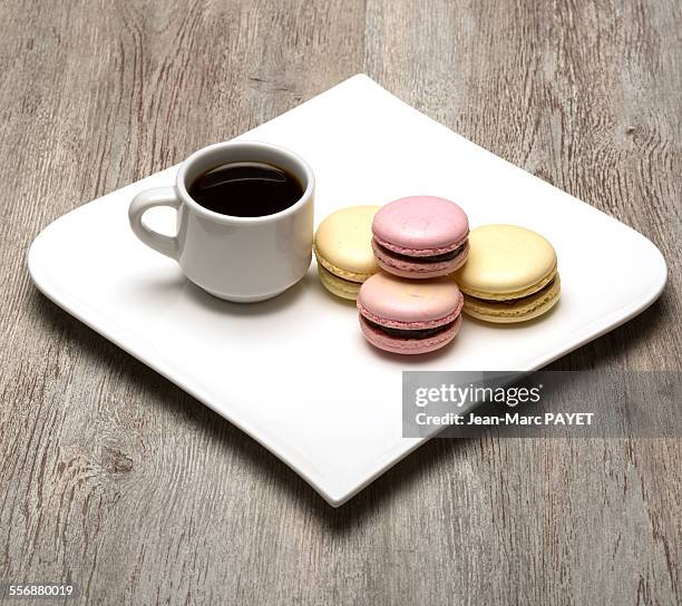 cup of coffee and french macaron - jean marc payet photos et images de collection
