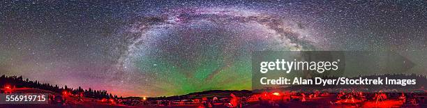 panorama of milky way above the table mountain star party in washington state. - airglow imagens e fotografias de stock