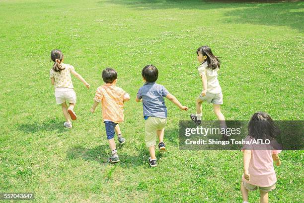 1 116点の子供 走る 俯瞰のストックフォト Getty Images 1 116点の子供 走る 俯瞰のストックフォト Getty Images