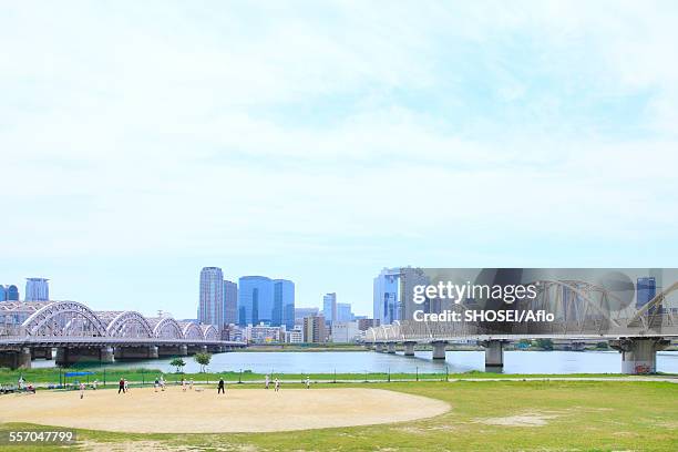 osaka, japan - rivier gras oever stockfoto's en -beelden