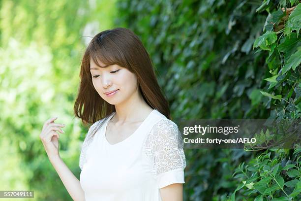 attractive young girl portrait - schulterlanges haar stock-fotos und bilder