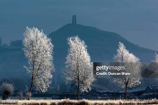 glastonbury tor - glastonbury tor ストックフォトと画像