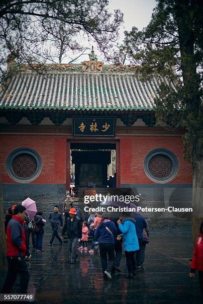 tourists at shaolin temple entrance - shaolin monastery 個照片及圖片檔