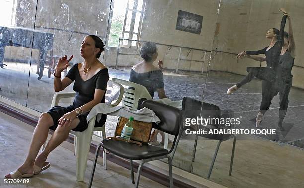 La bailarina y maestra de ballet cubana Loipa Araujo da indicaciones a jovenes bailarines durante un ensayo del ballet "El Lago de los Cisnes", el 17...