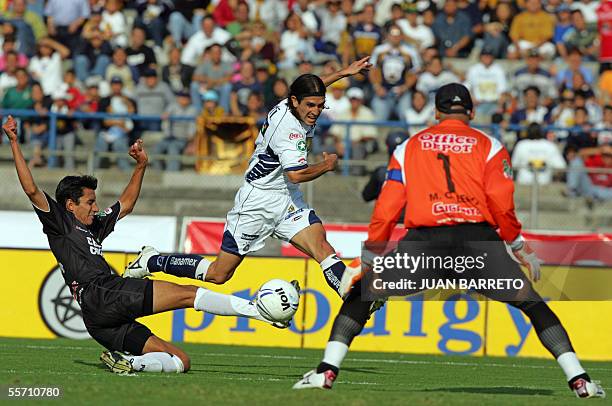 Bruno Marioni de Pumas, dispara al arco ante la marca de Marvin Cabrera y el portero Miguel Calero de Pachuca, en el partido de la semana 08 del...