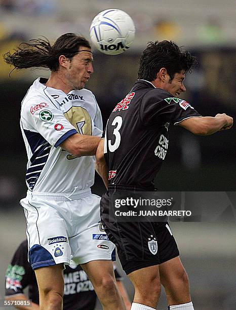 Antonio De Nigris de Pumas, disputa el balon con Fausto Pinto, de Pachuca, en partido de la 8va. Semana del Torneo Apertura 2005, de la liga...