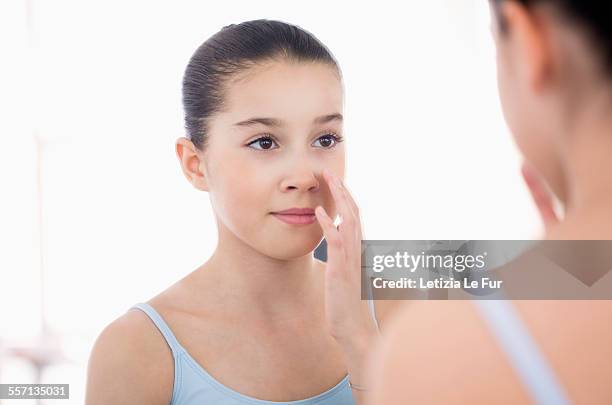 girl looking her face on mirror - une seule petite fille photos et images de collection