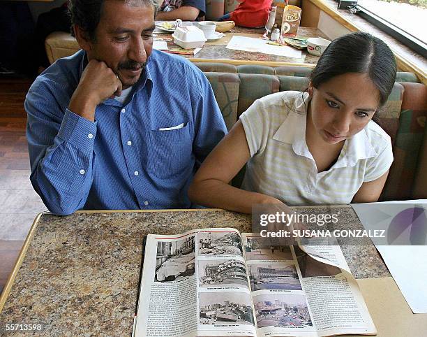 La mexicana Juana Jazmin Arias , sobreviviente del terremoto del 19 de setiembre de 1985, muestra, junto a su padre Miguel Angel Arias, una revista...