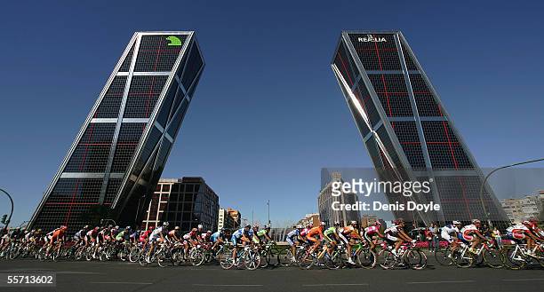 The pack pass the Kio Towers in Madrid on the last stage of the Tour of Spain, La Vuelta, cycling race September 18, 2005 in Madrid, Spain.