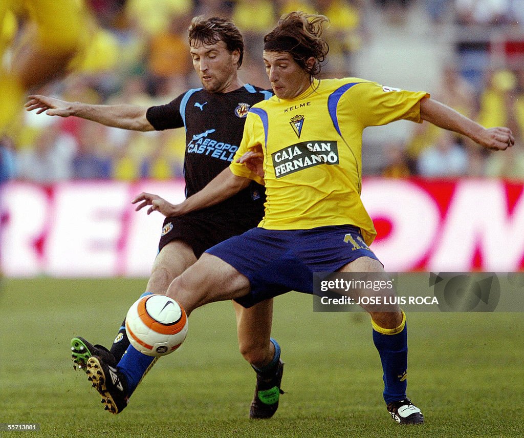 Cadiz's M. Pavoni (R) vies with Villarre