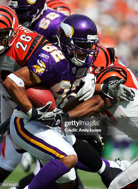 Keenan Howry of the Minnesota Vikings runs against the Cincinnati Bengals during the NFL game at Paul Brown Stadium on September 18, 2005 in...