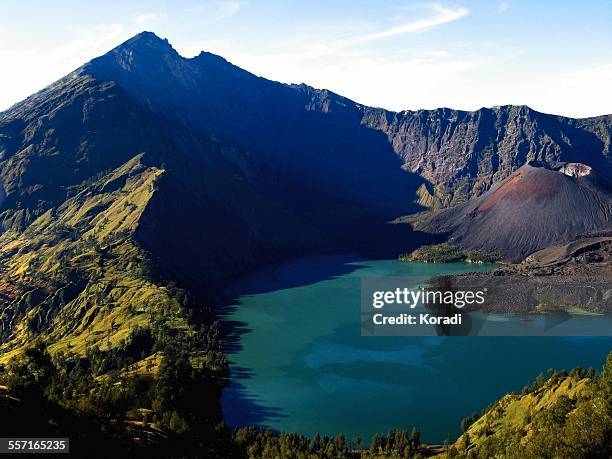 epic landscapes - vulkan rinjani stock-fotos und bilder