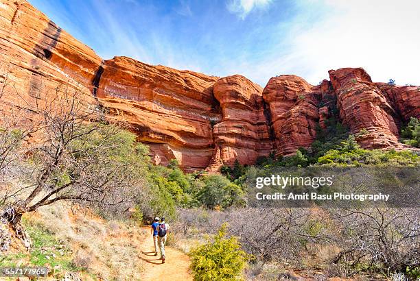 hikers at palatki ruins, sedona, arizona - red rocks stockfoto's en -beelden