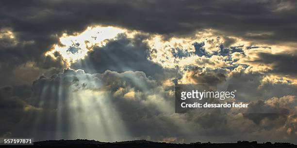 sunbeams - stimmungsvoller himmel stock-fotos und bilder