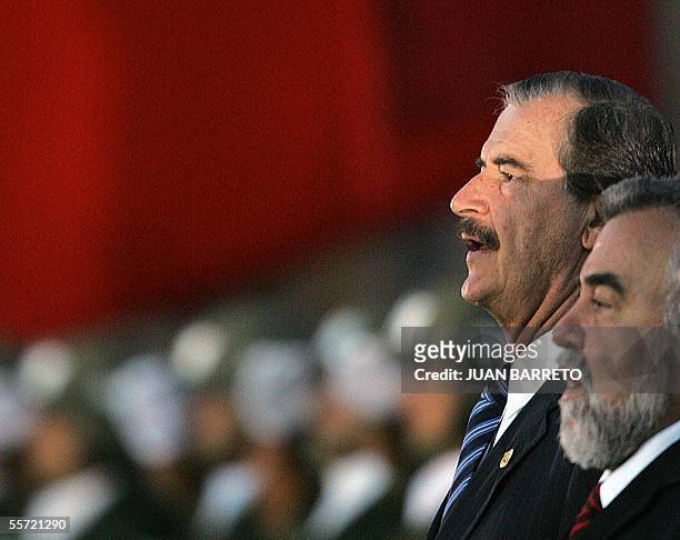 El presidente de Mexico Vicente Fox particia acompanado de autoridades locales el 19 de setiembre de 2005 en Ciudad de Mexico, de un acto en...