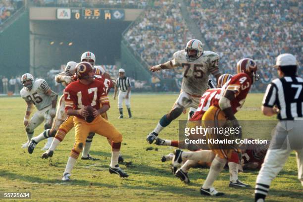 Quarterback Billy Kilmer, of the Washington Redskins, is hurried on his pass attempt by Manny Fernandez, of the Miami Dolphins, during Super Bowl VII...