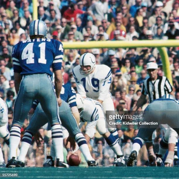 Quarterback Johnny Unitas, of the Baltimore Colts, calls the signals at the line of scrimmage during Super Bowl V on January 17, 1971 against the...