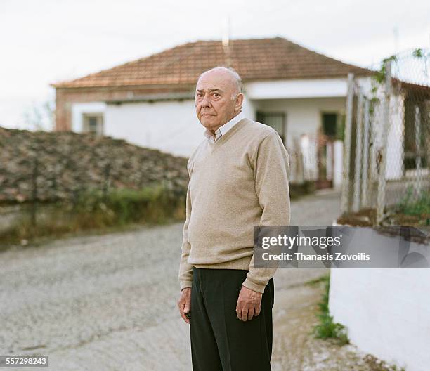 portrait of a senior man - un seul homme senior photos et images de collection