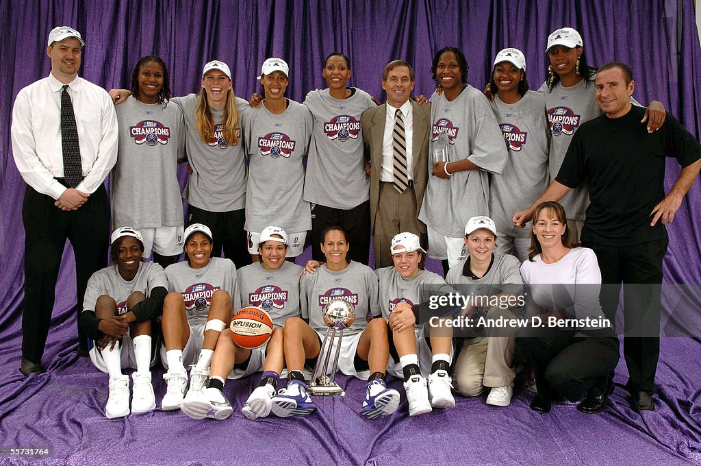 The Sacramento Monarchs coach Steve Shuman, Rebekkah Brunson, Erin
