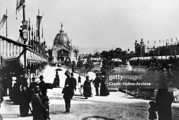 Visitors to the the Paris Exhibition of 1889.