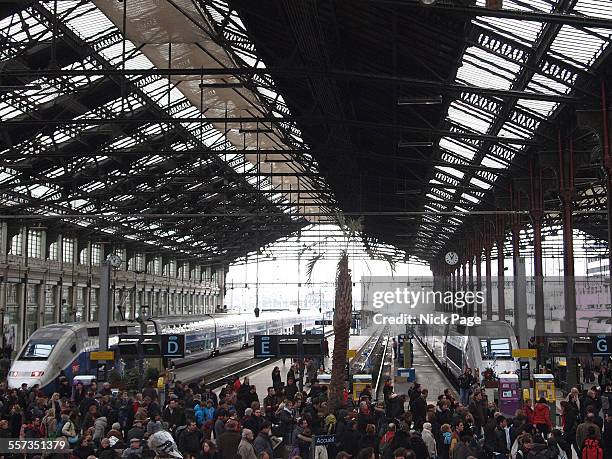 paris gare du lyon - gare du nord ストックフォトと画像