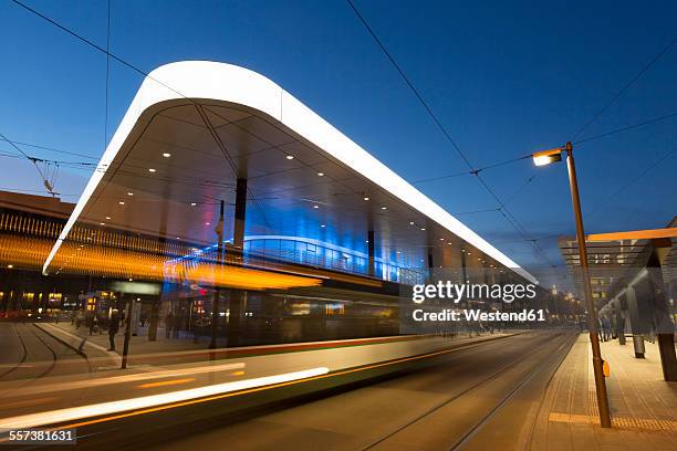 germany, augsburg, tram stop at koenigsplatz in the evening - augsburg - fotografias e filmes do acervo