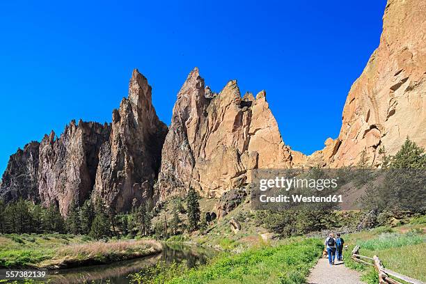 usa, oregon, deschutes county, smith rock state park at crooked river, trail with hikers at smith rock - smith rock state park stock-fotos und bilder