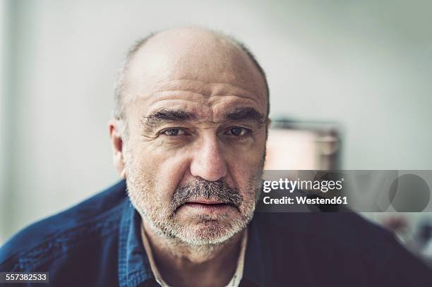 portrait of serious looking senior man - suspicion 個照片及圖片檔