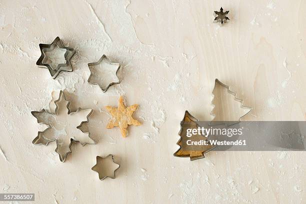 christmas cookies and cookie cutters - cookie cutter stock pictures, royalty-free photos & images