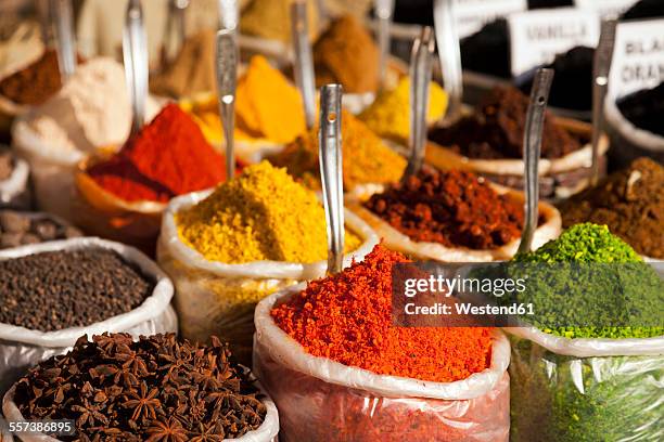 india, goa, anjuna, plastic bags of spices on market - smelling spices at food market stockfoto's en -beelden