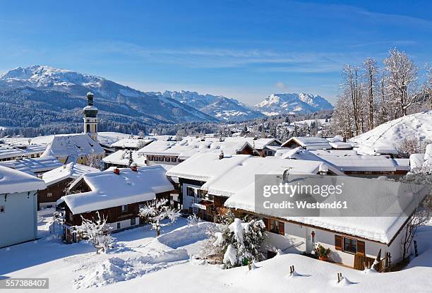 germany, bavaria, upper bavaria, chiemgau, view to reit im winkl in winter, unterberghorn and kaiser mountains in the background - chiemgau photos et images de collection