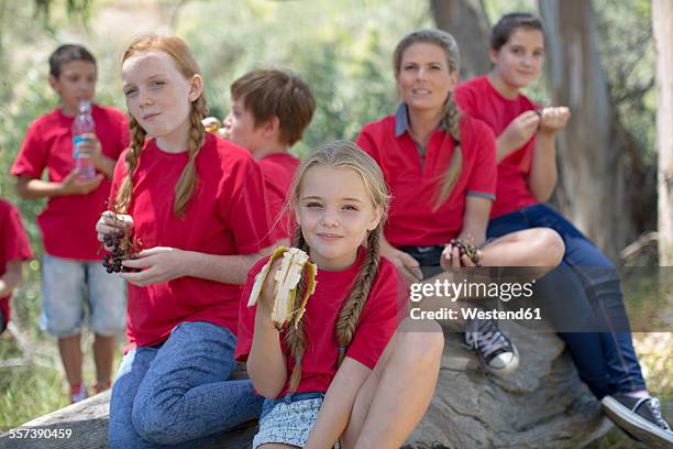 south africa, kids on field trip eating fruits for lunch - field trip stock pictures, royalty-free photos & images