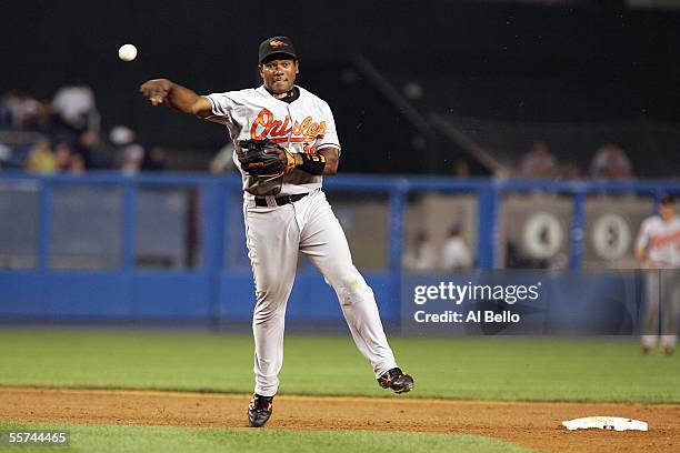 Throwing Tp First Base 29 52268011 Stock Photos, High-Res Pictures, and Images - Getty Images