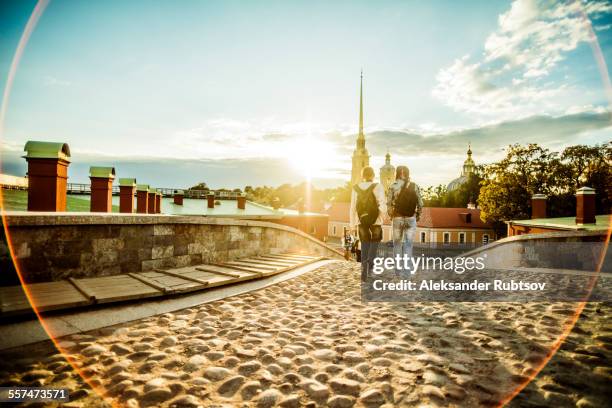 caucasian tourists walking on cobblestone leningrad street, leningrad, russia - sint petersburg rusland stockfoto's en -beelden