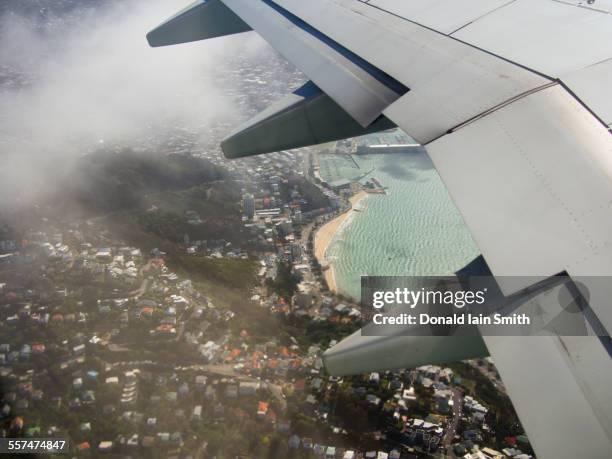 aerial view of airplane wing flying over wellington cityscape, wellington, new zealand - wellington new zealand 個照片及圖片檔