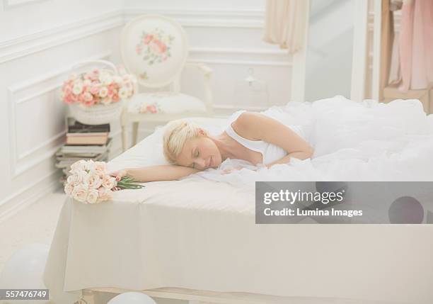 Молодая невеста на кровати Молодая невеста на кровати