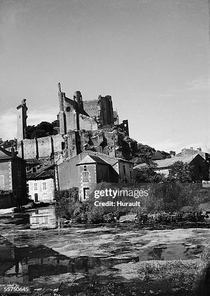 Chauvigny . Baronnial castle and the castle of Montleon .