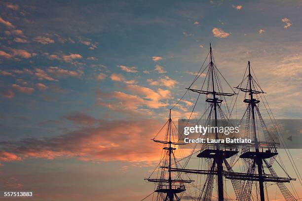 clipper ship masts in a dramatic evening sky - the cutty sark - fotografias e filmes do acervo
