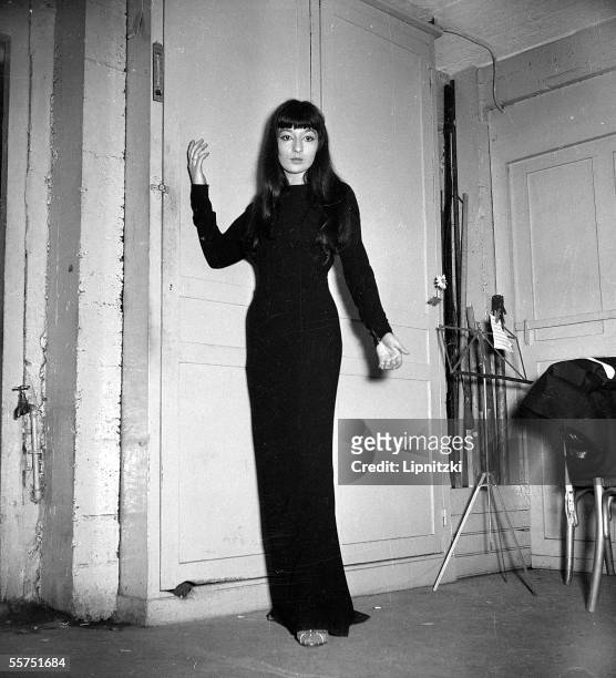 Juliette Greco, French singer. Paris, Bobino, in November 1951. LIP-022030-019.