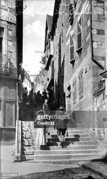 Morlaix . Courbe street, says stairs with hundred steps, about 1900.