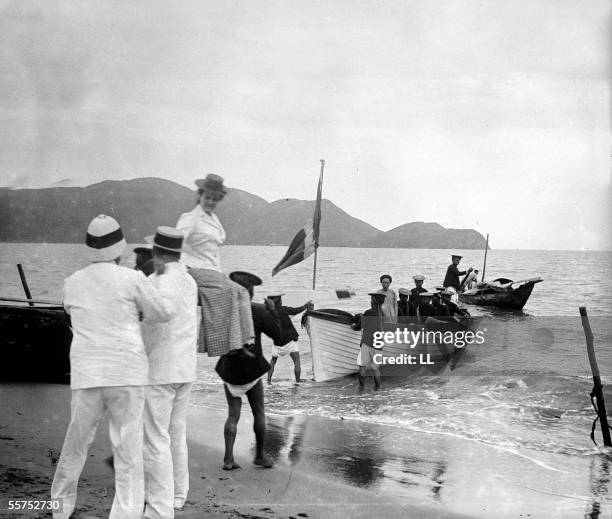 Qui Nhon. Tonkin . French colonists embarking on a boat on a beach. On 1902. LL-25069A stereo.