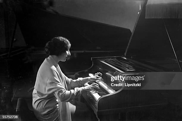 Wanda Landowska , Polish harpsichordist, by 1935. LIP-14887.