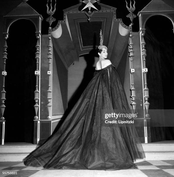 " Of Thread in Star ". Jean Patou's evening dress carried by Andrea Parisy, actress. Paris, theatre of the Empire. June, 1954. LIP-056003-049.