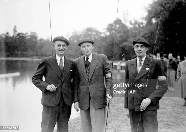 Three champions of peach in the trow, of which Pierre Creusevaut, in the centre. Roger Viollet via Getty Images-38217.