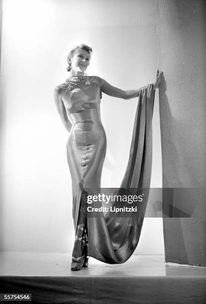 Evening dress and ballerinas laced of Schiaparelli. Paris, August, 1937. RV-733473.