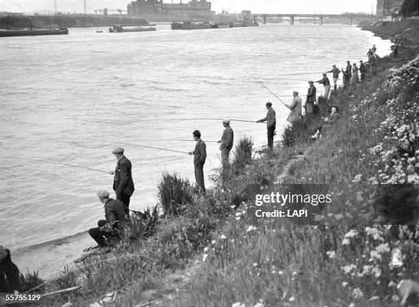 Fishermen at the edge of the Seine. Argenteuil , towards 1930s.